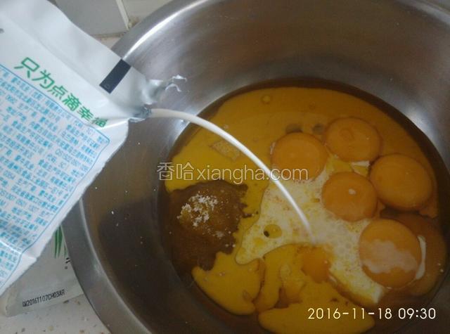 再加入牛奶。