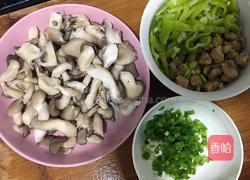 牛肉粒炒蘑菇的做法图解1
