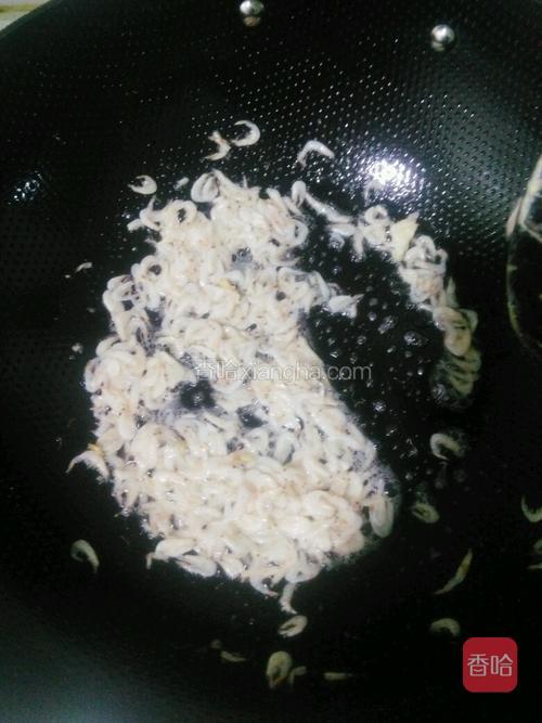 虾米放油锅里炒香备用。