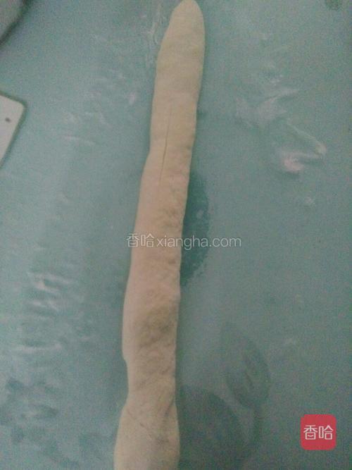 面团搓成长条。