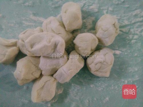 平均分成十二个小挤子，撒上干粉。