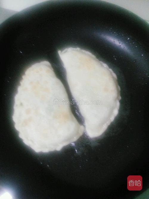 一面煎至鼓起金黄色翻面再煎。一次煎三分钟左右。