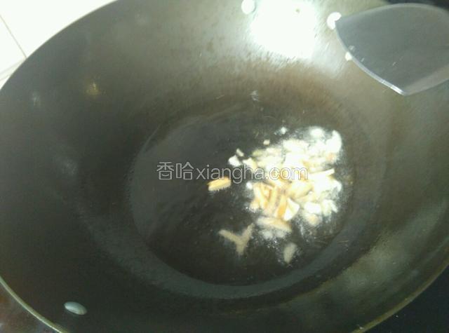 重起油锅烧热，下姜蒜爆香。