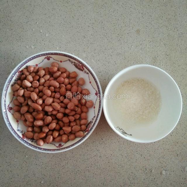 准备清洗干净沥干的200克花生，白糖50克