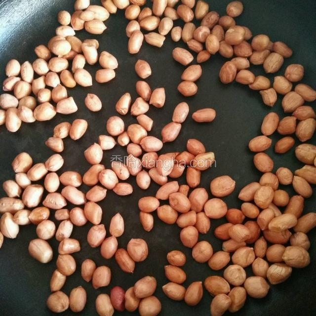 热锅爆炒一下花生将要脱皮的状态