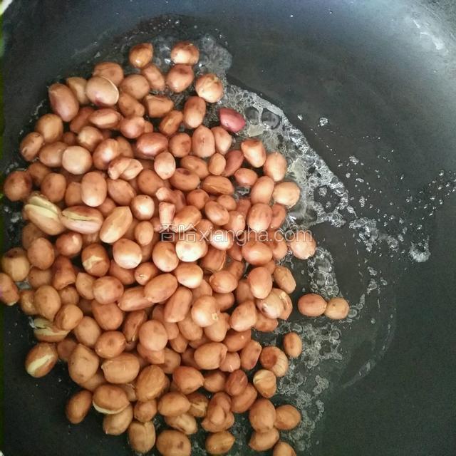 放入炒好的花生翻炒挂浆