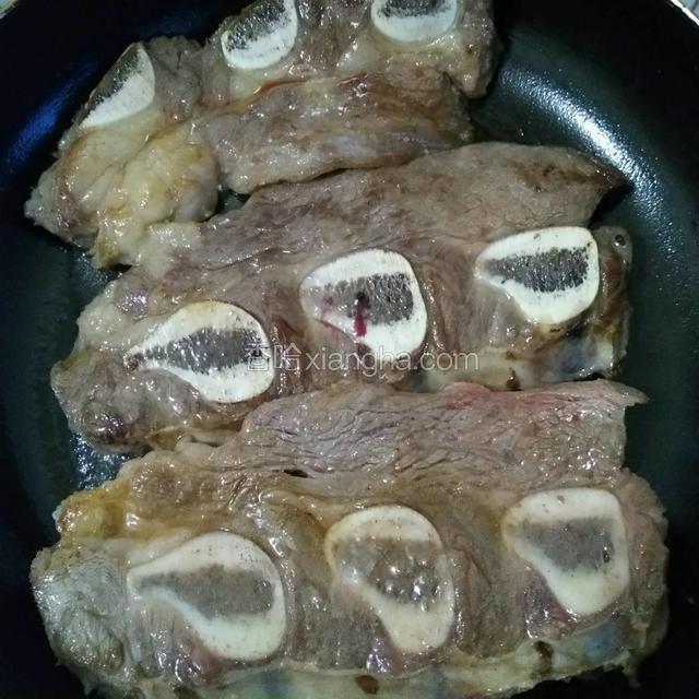 牛仔骨放点盐，黑椒粉腌制入味，适量橄榄油爆香煎至八成熟