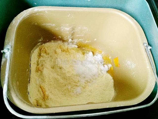+黍子粉+白糖揉均匀，这里要说明一下，黍子米跟糯米一样的有粘性，做汤圆一样，价格比糯米粉还要高。外形跟小米相似。