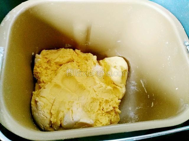 揉均匀面团。取出放面垫上，分割小剂子，约每个剂子是20克，大小剂自己随意。
