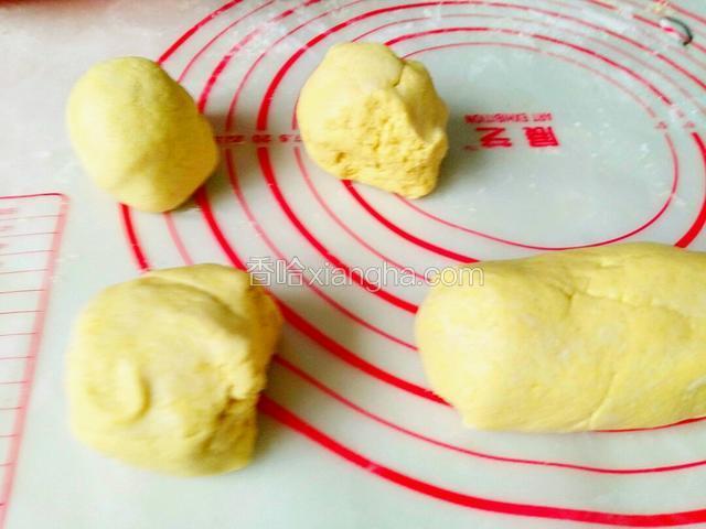 取出面团分剂子，每个剂子约70克。