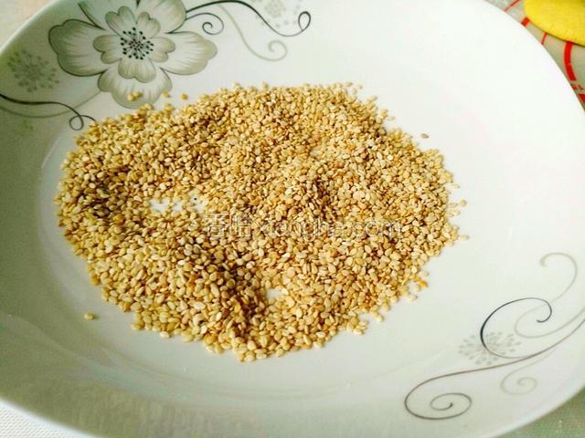 备白芝麻，生芝麻不需要熟的。