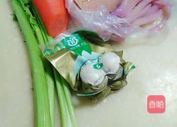 百合炒鲜鱿的做法图解1