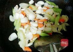 百合炒鲜鱿的做法图解5