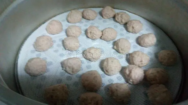 蒸锅上火，水开后蒸10分中