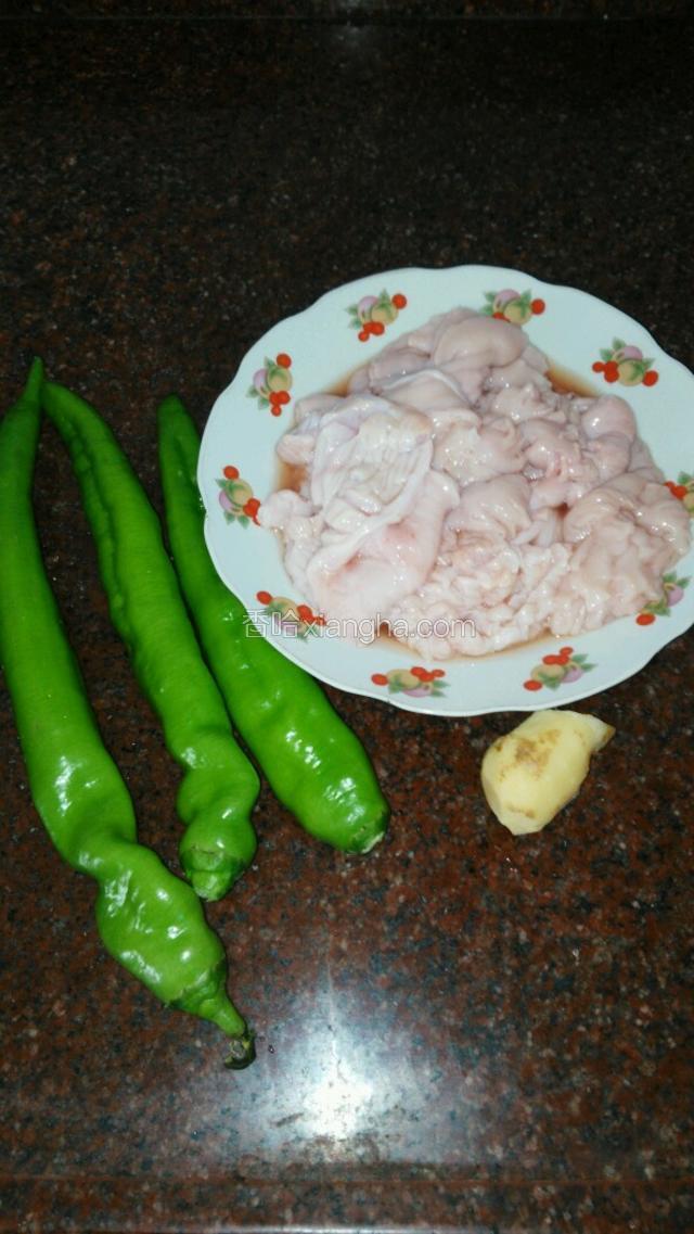 材料备好，这猪生肠已经清洗干净的（清洗方法:先将表面不干净的东西去除，然后拿剪刀顺着剪开，用清水冲洗，然后拿刀刮两次里层，接着用生粉和盐各搓洗三遍，冲干净即可）