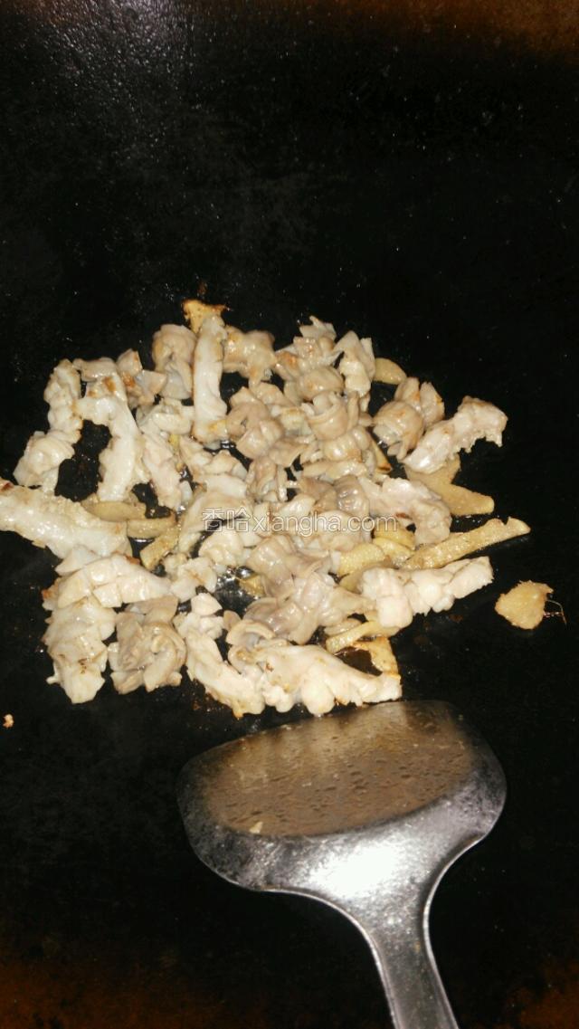 热油锅先炒生肠，加姜片炒个两三分钟就加米酒进去，放点盐调味，收汁后就先起锅