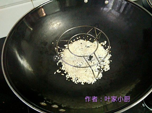 锅里放入约45克大米，放入架子。