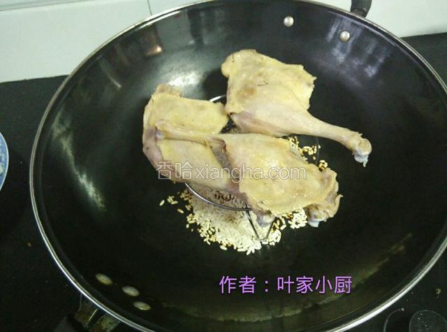 把鸭腿平放在架子上。