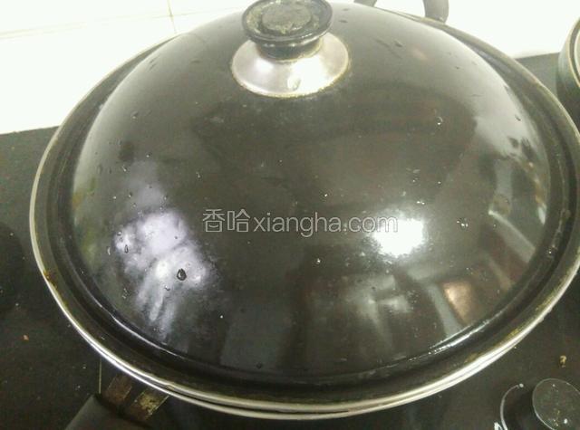 盖上锅盖小火熏约5分钟，打开一条缝看看颜色，如果颜色没到位则继续熏几分钟。注意熏的过程开油烟机、窗户，熏完等凉却了再开盖，否则整个厨房全是熏味经久不散哦！