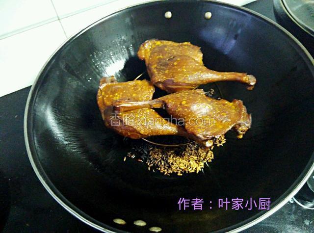 熏好的鸭腿。
