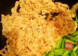 芹菜炒豆腐皮的做法图解3