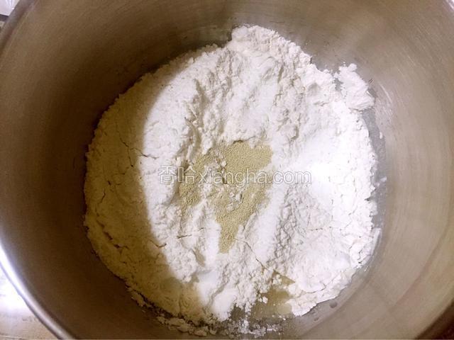除黄油外所有的材料放进和面桶，糖和盐对角放，酵母放最上面