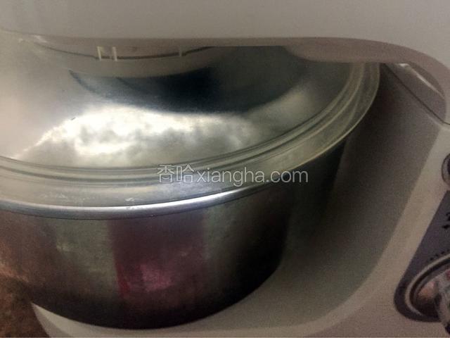 先用一档慢速和面一分钟再转三档快速和面，直到机器自动停止。（共15分钟）