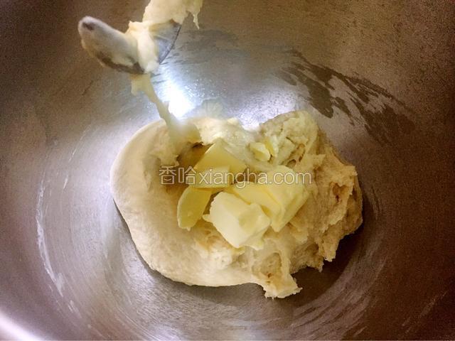 在第二次和面时加入黄油，继续开三档高速揉面，直到自动停止，然后再开一次和面程序，直到机器停止（共30分钟）
