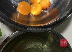 抹茶戚风蛋糕的做法图解1