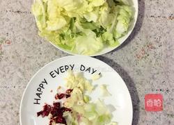 麻辣圆白菜的做法图解1