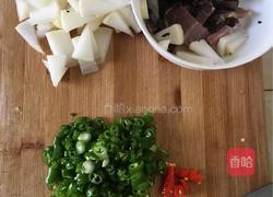 酸萝卜蒸腊肉的做法图解2