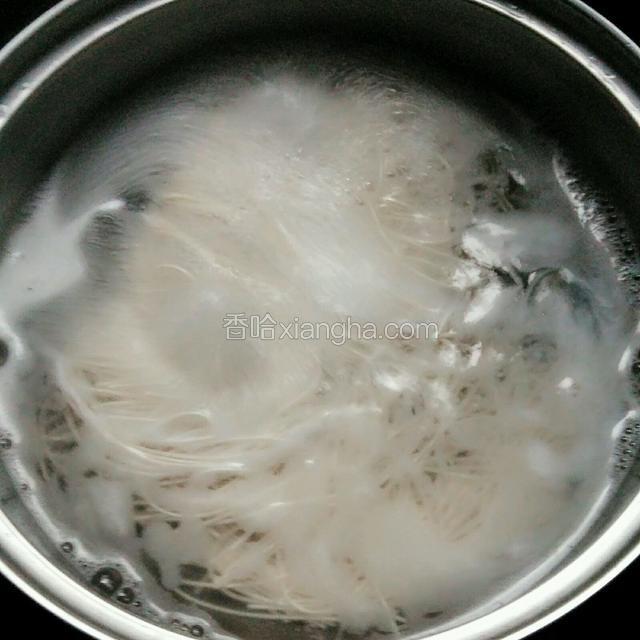 挂面在开水锅中，煮五分钟