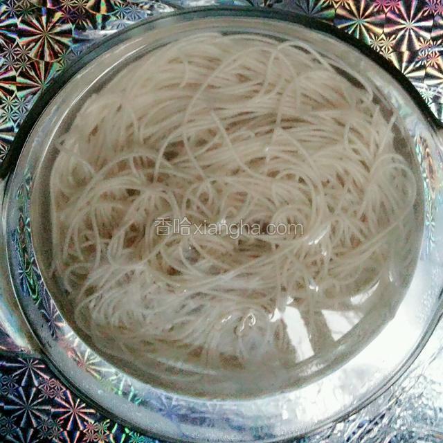 捞进凉开水中待用