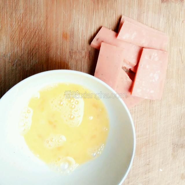 切好火腿肠，鸡蛋磕入碗中搅好