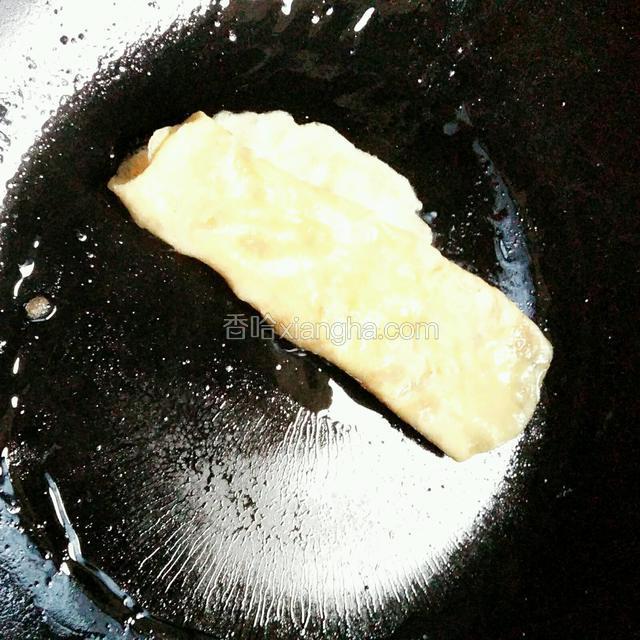 卷成蛋卷后，用锅铲切成段