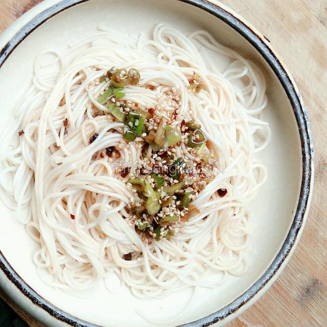 冷凉的面捞入碗中，到上料汁搅勻