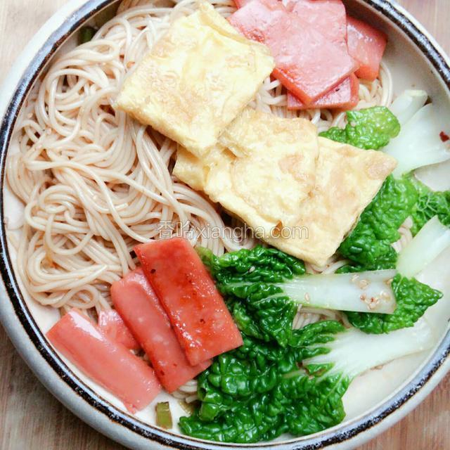 放上蛋卷、火腿肠、青菜叶即可