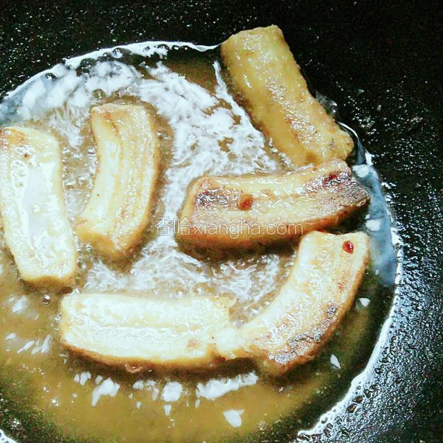 一面煎黄煎翻面煎另一面，煎好后控油盛盘，即可