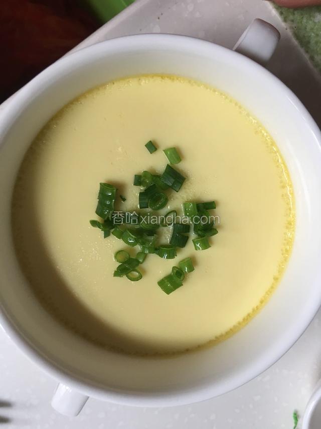 揭开保鲜膜放入葱花