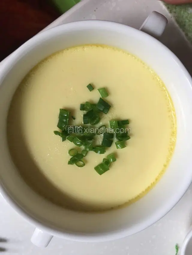 揭开保鲜膜放入葱花