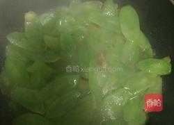 大蒜炒翡翠莴苣片的做法图解1