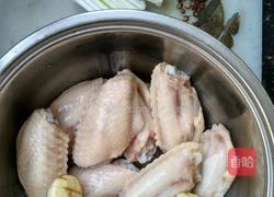 板栗焖鸡翅的做法图解1