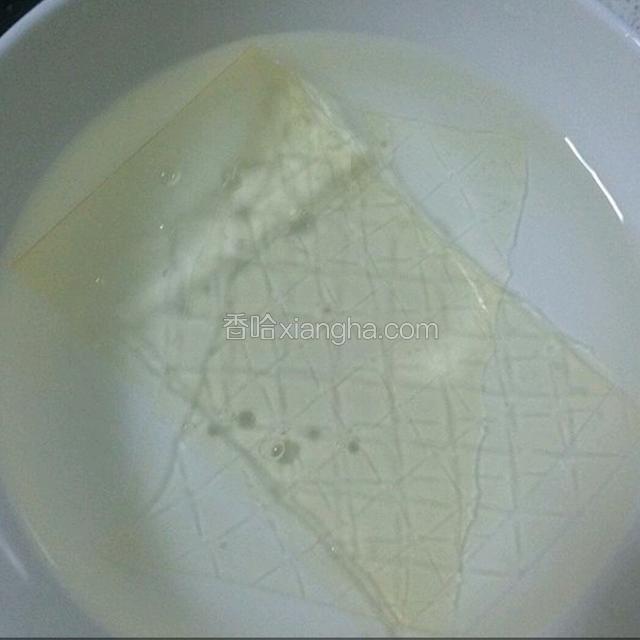吉利丁片用少许冰水泡软