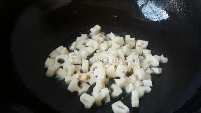 随后放入藕丁！