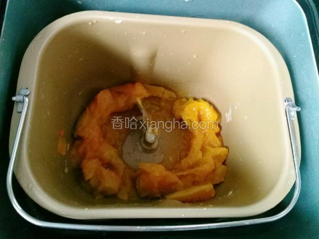 放面包机里打碎了备用。这个是不放糖的。因为包时要放馅料，所以不用糖。打碎就可以了。