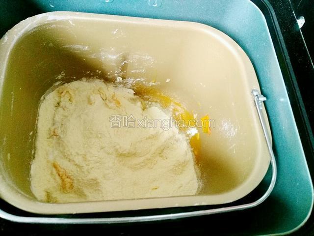 +黍子粉三百克，不+一滴水哦。启动揉面10分钟。