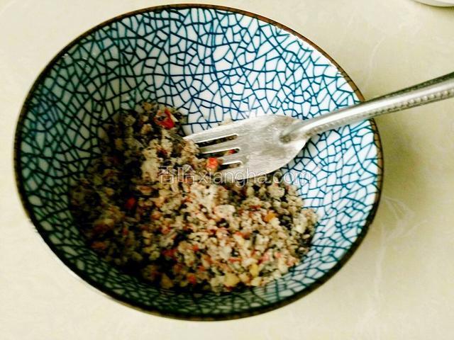 馅料，捣碎的馅料。