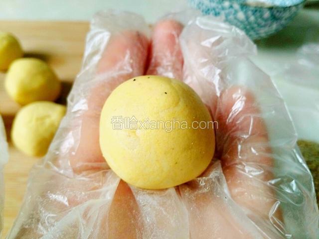 放两手间滚圆，