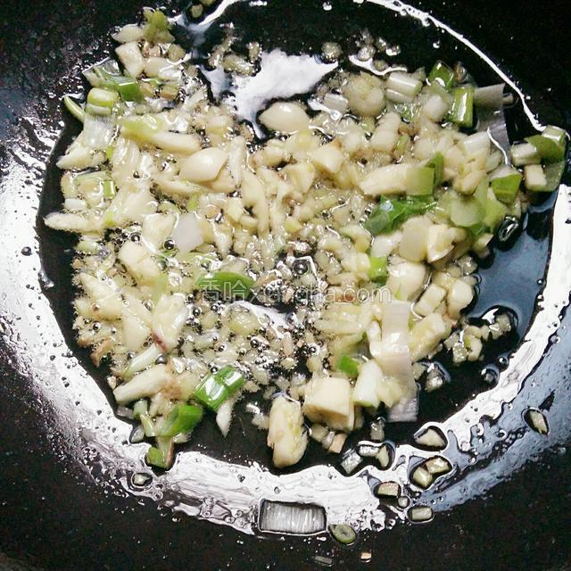 锅中留适量油，放入姜，蒜末炒香