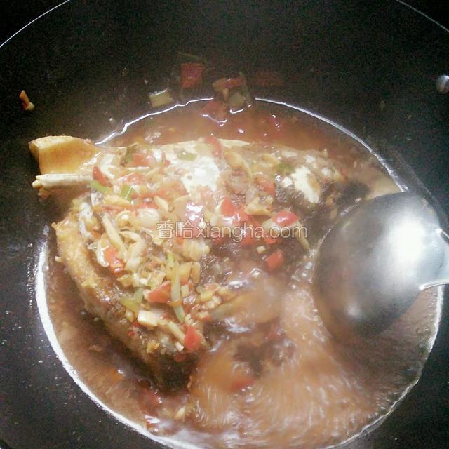 鱼汤变得浓稠，换大火收汁